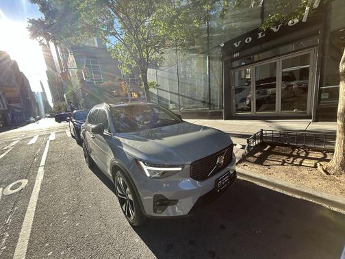 Vapor Gray Metallic 2024 Volvo XC40 B5 Plus Dark Theme