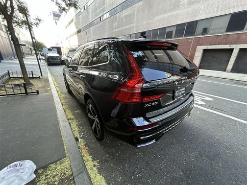 2022 Volvo XC60 B6 R-Design