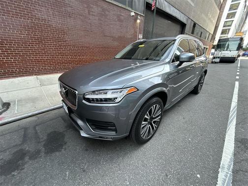2020 Volvo XC90 T6 Momentum