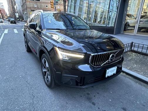 2025 Volvo XC40 B5 Core Bright Theme