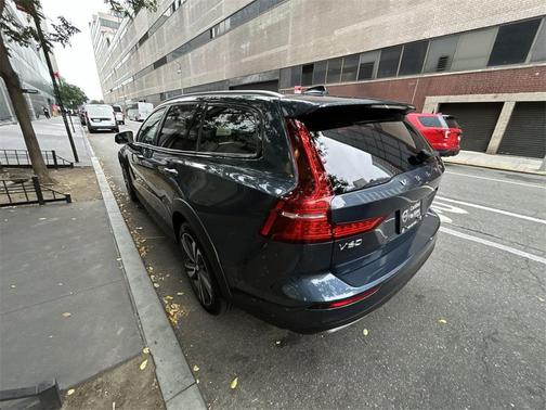 2025 Volvo V60 Cross Country B5 Plus
