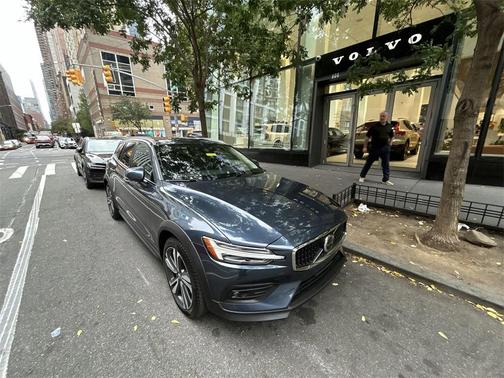 2025 Volvo V60 Cross Country B5 Plus