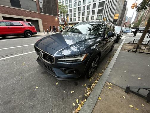 2025 Volvo V60 Cross Country B5 Plus