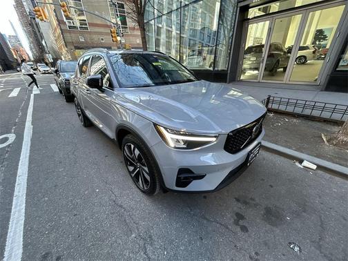 2024 Volvo XC40 B5 Plus Dark Theme