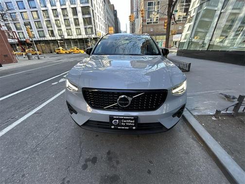 2024 Volvo XC40 B5 Plus Dark Theme