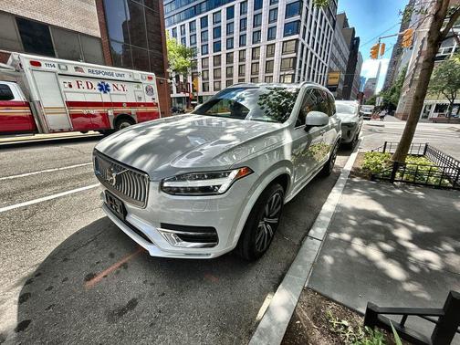 Crystal White Metallic 2023 Volvo XC90 B6 Plus 7-Seater