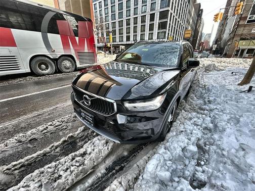 2021 Volvo XC40 T5 Momentum