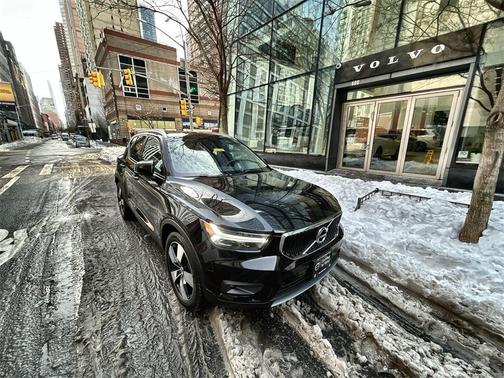 2021 Volvo XC40 T5 Momentum