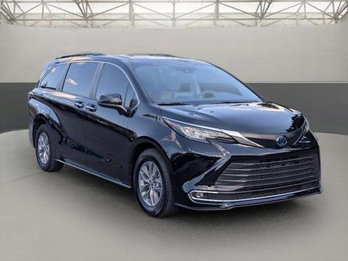 2022 Toyota Sienna XLE 8 Passenger