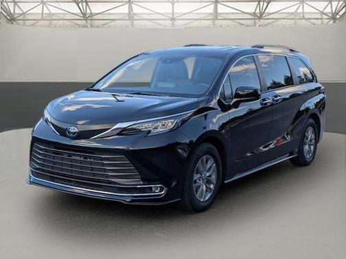 2022 Toyota Sienna XLE 8 Passenger