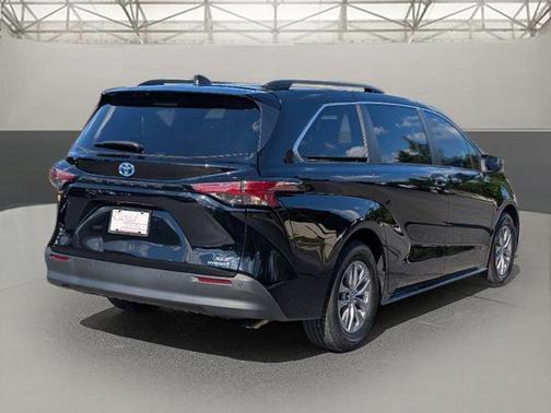 2022 Toyota Sienna XLE 8 Passenger