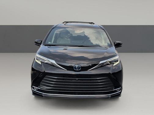 2025 Toyota Sienna Platinum 7 Passenger