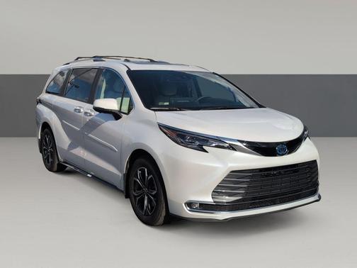 2025 Toyota Sienna Platinum 7 Passenger