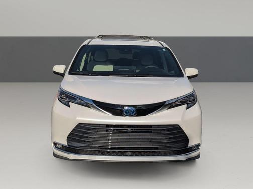 2025 Toyota Sienna Platinum 7 Passenger