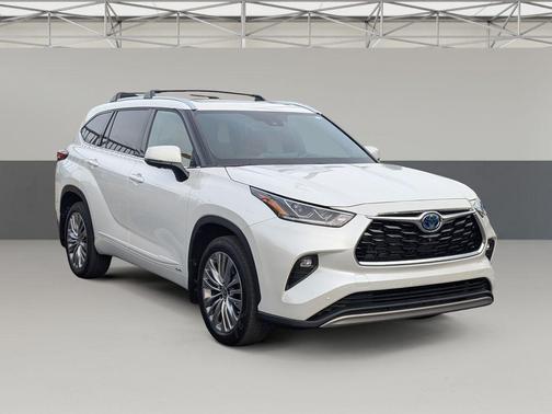 2023 Toyota Highlander Hybrid Platinum