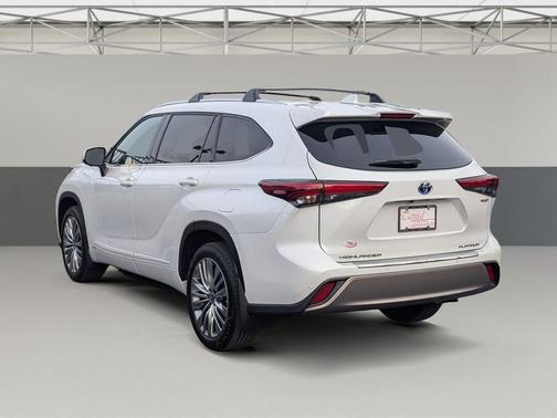 2023 Toyota Highlander Hybrid Platinum