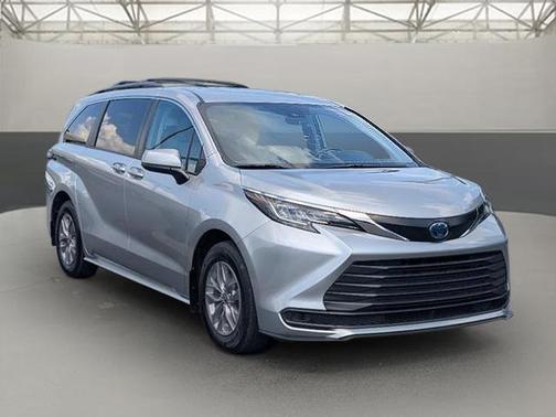2022 Toyota Sienna LE