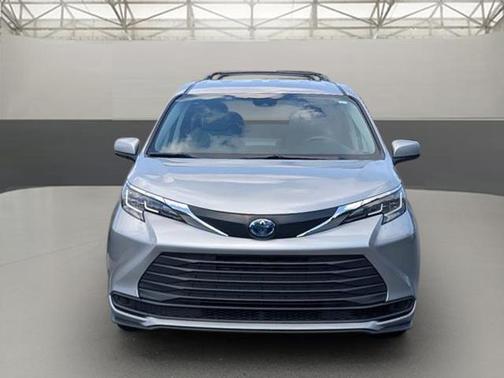 2022 Toyota Sienna LE