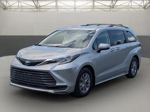 2022 Toyota Sienna LE