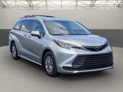 2022 Toyota Sienna LE