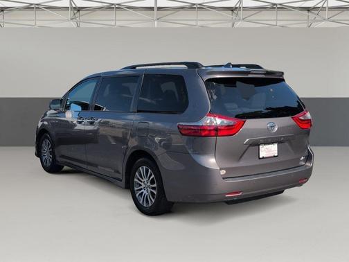 2020 Toyota Sienna XLE