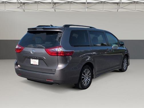 2020 Toyota Sienna XLE