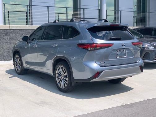 2021 Toyota Highlander Hybrid Platinum