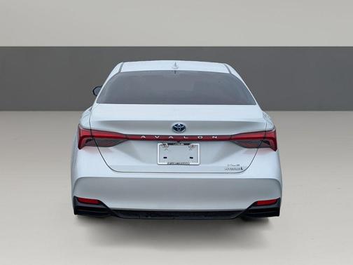2021 Toyota Avalon Hybrid XLE Plus