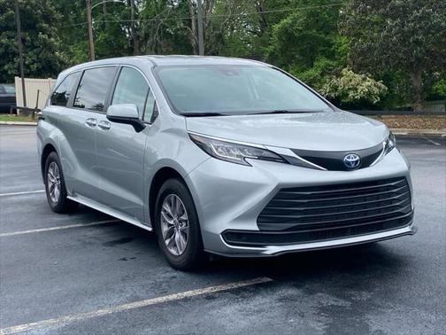 2023 Toyota Sienna LE