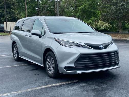 2023 Toyota Sienna LE