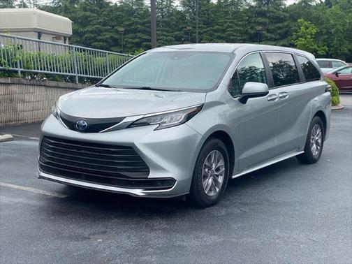 2023 Toyota Sienna LE