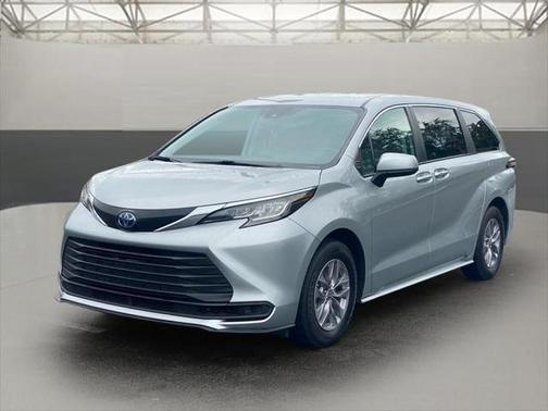 2023 Toyota Sienna LE