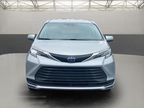 2023 Toyota Sienna LE
