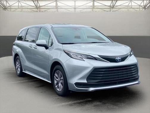 2023 Toyota Sienna LE