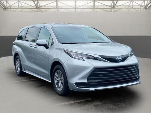 2023 Toyota Sienna LE