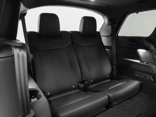 2025 Land Rover Range Rover P530 SE 7 Seat