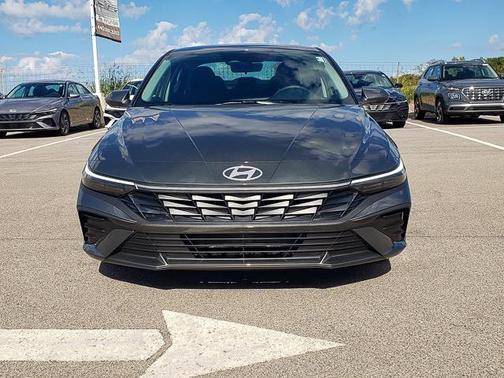 2025 Hyundai ELANTRA SE