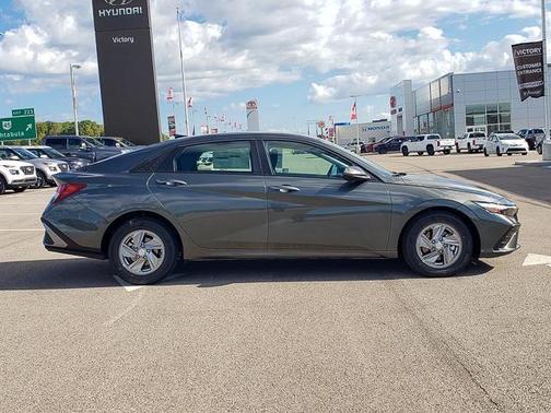 2025 Hyundai ELANTRA SE