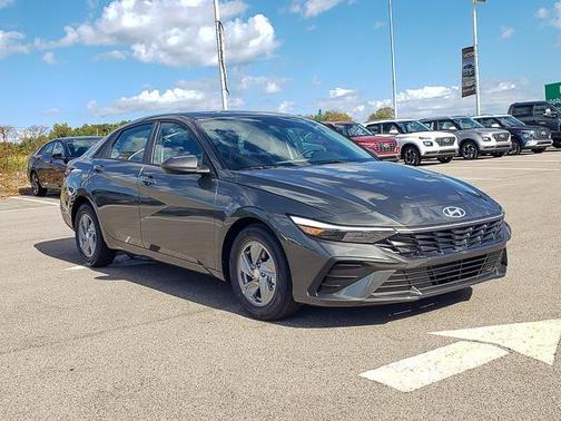 2025 Hyundai ELANTRA SE