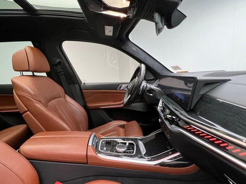 2023 BMW X7 M60i