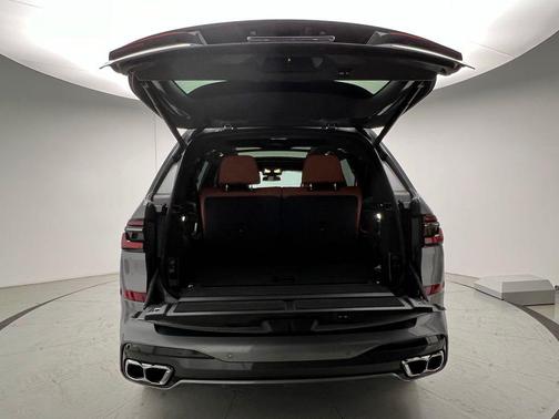 2023 BMW X7 M60i