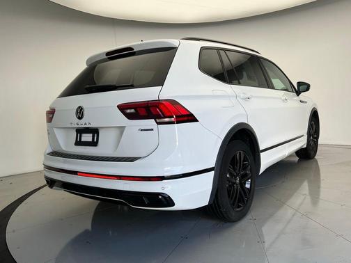 2022 Volkswagen Tiguan 2.0T SE R-Line Black 4MOTION