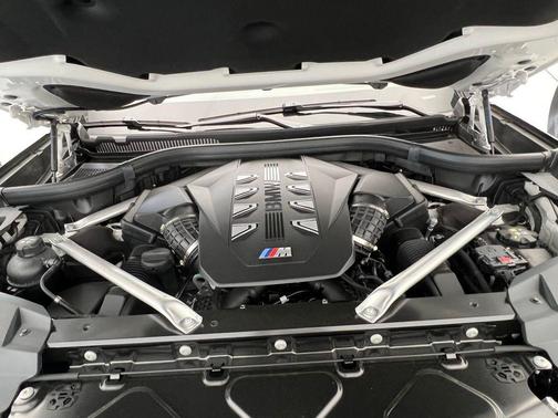 2025 BMW X7 M60i