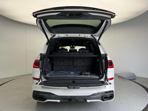 2025 BMW X7 M60i