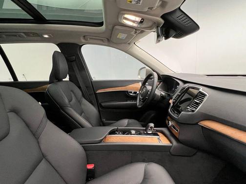 2024 Volvo XC90 B6 Plus Bright Theme 7-Seater