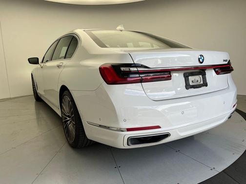 2022 BMW 740 i