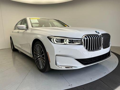 2022 BMW 740 i