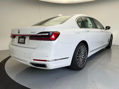 2022 BMW 740 i
