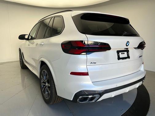 2025 BMW X5 M60i