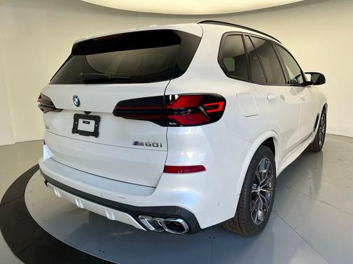2025 BMW X5 M60i